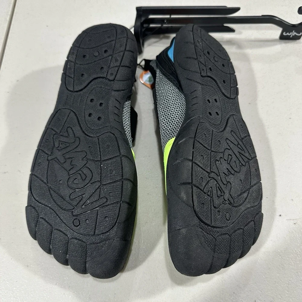 Newtz Boys Youth Water Shoes Size 2/3 UPF 50+ Toe Shoes New With Tags